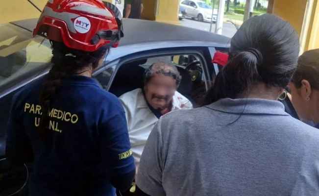 Abuelito queda herido al caer de su propia altura tras salir de las oficinas del Bienestar en Monterrey, NL
