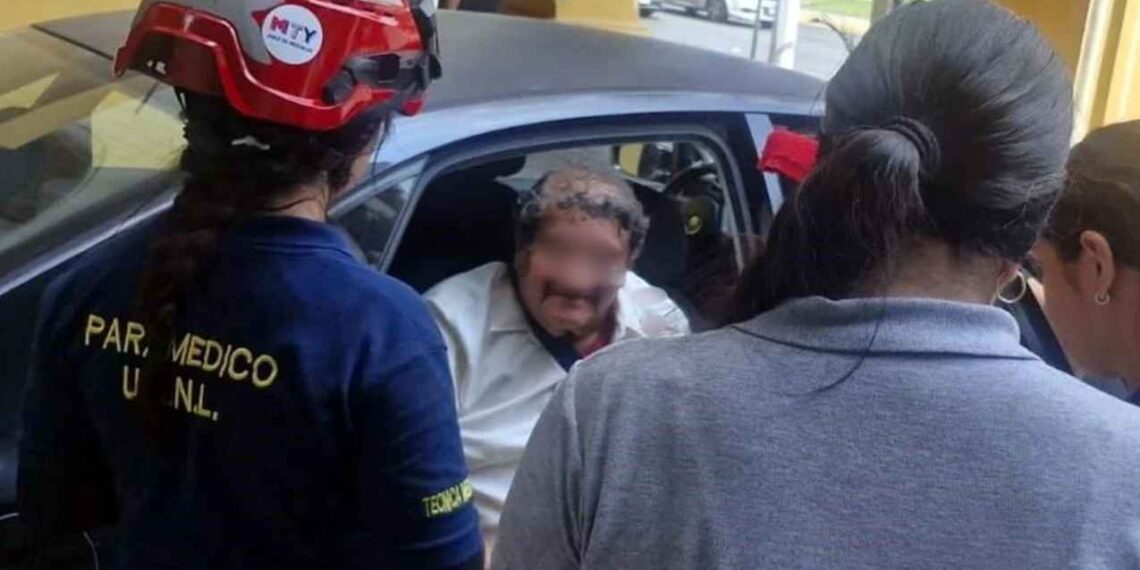 Abuelito queda herido al caer de su propia altura tras salir de las oficinas del Bienestar en Monterrey, NL