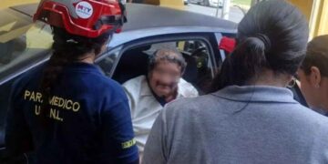 Abuelito queda herido al caer de su propia altura tras salir de las oficinas del Bienestar en Monterrey, NL