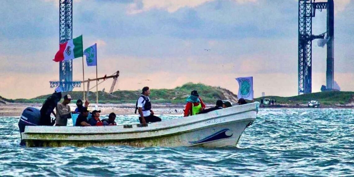 Activistas protestan en altamar contra desechos espaciales en el Golfo de México