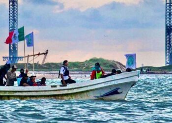 Activistas protestan en altamar contra desechos espaciales en el Golfo de México