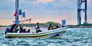 Activistas protestan en altamar contra desechos espaciales en el Golfo de México