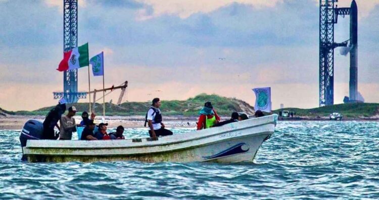 Activistas protestan en altamar contra desechos espaciales en el Golfo de México