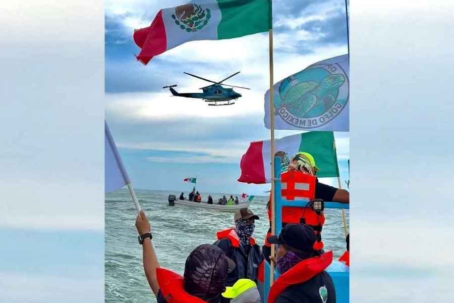 Activistas protestan en altamar contra desechos espaciales en el Golfo de México