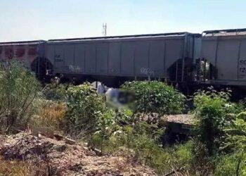 Adulta mayor muere al ser arrollada por el tren mientras recolectaba latas de aluminio en García, NL