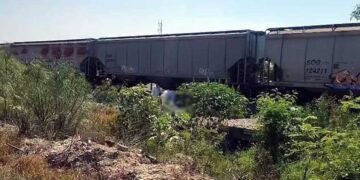 Adulta mayor muere al ser arrollada por el tren mientras recolectaba latas de aluminio en García, NL