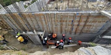 Albañil cae de una escalera en una construcción de San Pedro y resulta herido