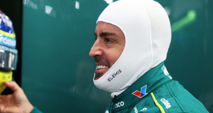 Alonso sorprende y lidera la práctica libre en Singapur