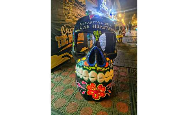 Artista plástico denuncia impago de calaveras que hoy adornan el centro de Tampico, Tamaulipas