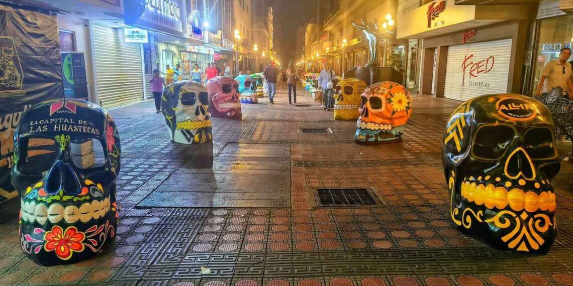 Artista plástico denuncia impago de calaveras que hoy adornan el centro de Tampico, Tamaulipas