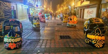 Artista plástico denuncia impago de calaveras que hoy adornan el centro de Tampico, Tamaulipas