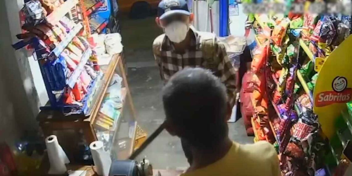 Asaltante hiere a machetazos a abuelito en su negocio en Montemorelos, NL