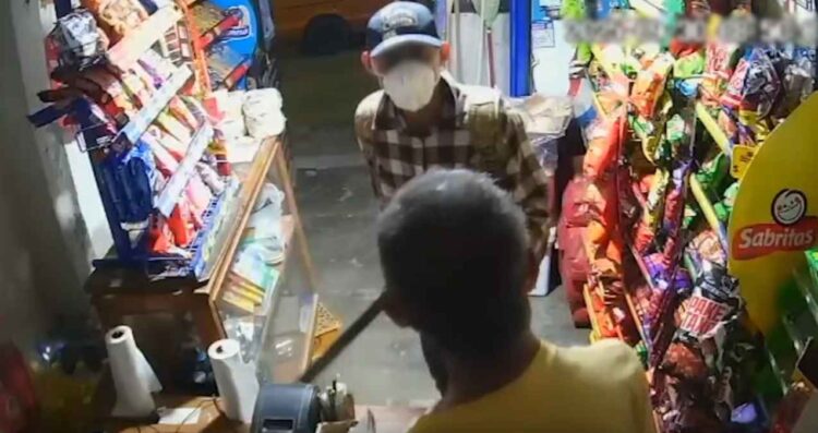 Asaltante hiere a machetazos a abuelito en su negocio en Montemorelos, NL