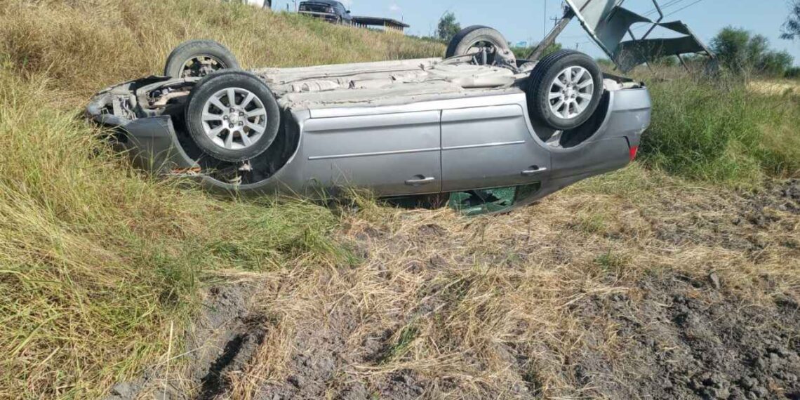 Auto volcado carretera a Reynosa