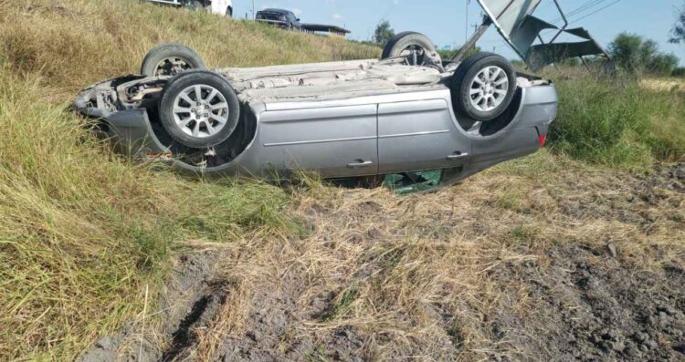 Auto volcado carretera a Reynosa