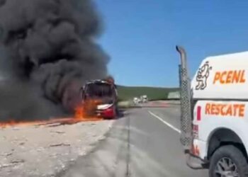 Autobús se incendia en Salinas Victoria