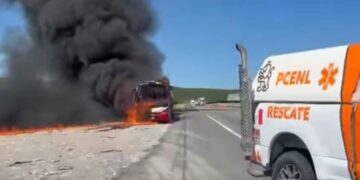 Autobús se incendia en Salinas Victoria