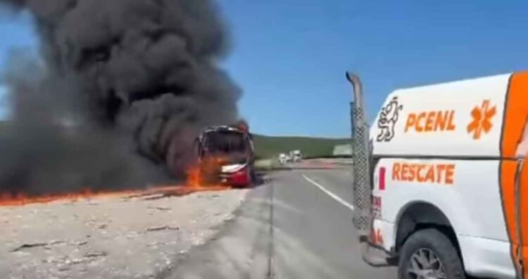 Autobús se incendia en Salinas Victoria