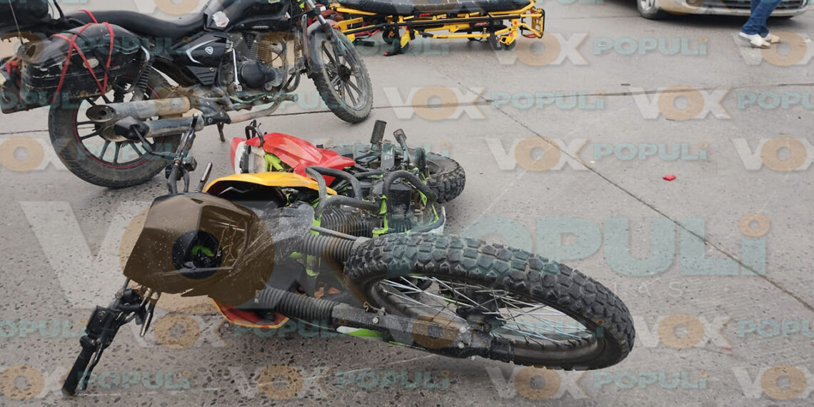 Automóvil embiste a pareja en moto y provoca caos vial en Ciudad Victoria, Tamaulipas