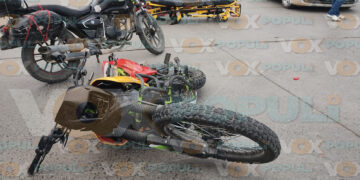 Automóvil embiste a pareja en moto y provoca caos vial en Ciudad Victoria, Tamaulipas