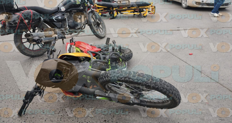Automóvil embiste a pareja en moto y provoca caos vial en Ciudad Victoria, Tamaulipas