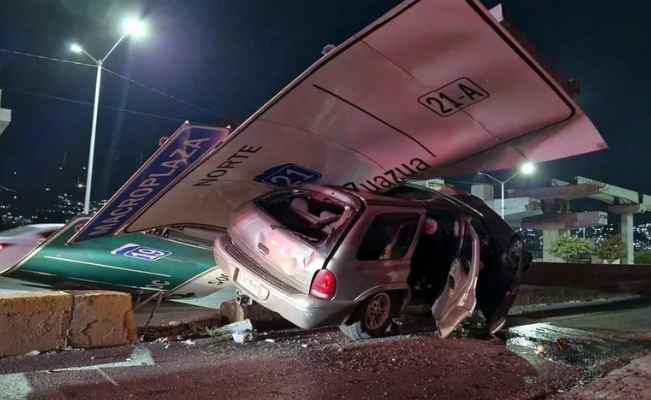Automovilista derriba anuncio bandera tras chocar en la Avenida Constitución de Monterrey, NL