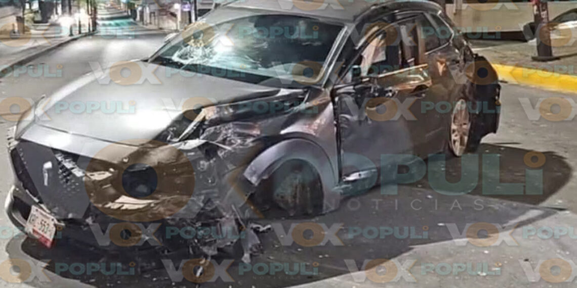 Automovilista derriba poste y choca contra locales en Tampico, Tamaulipas