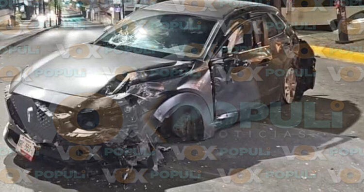 Automovilista derriba poste y choca contra locales en Tampico, Tamaulipas
