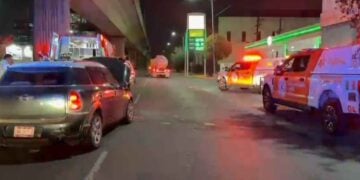Automovilista pierde el control y se estrella contra muro del Metro en Monterrey, NL