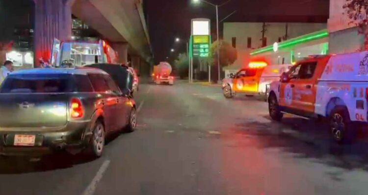 Automovilista pierde el control y se estrella contra muro del Metro en Monterrey, NL