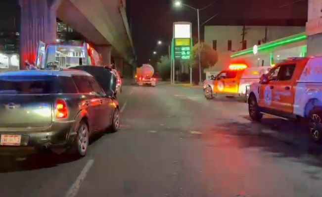 Automovilista queda herido al perder el control y chocar contra muro del Metro en Monterrey, NL