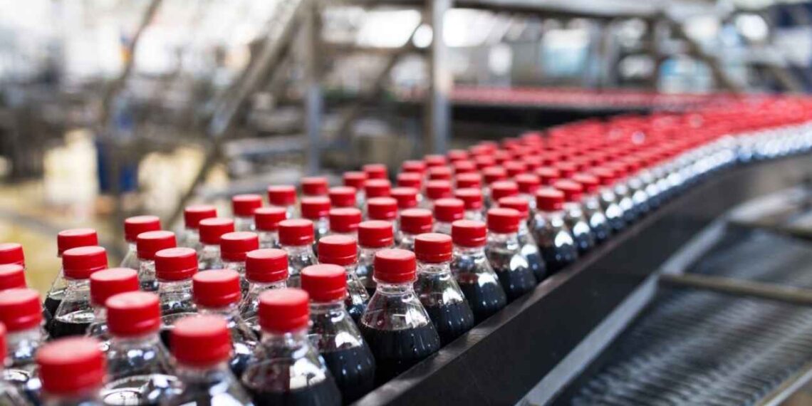 Caen las ventas de refrescos en México, pero el empleo en la industria crece