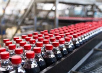 Caen las ventas de refrescos en México, pero el empleo en la industria crece