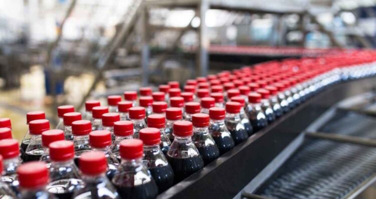 Caen las ventas de refrescos en México, pero el empleo en la industria crece