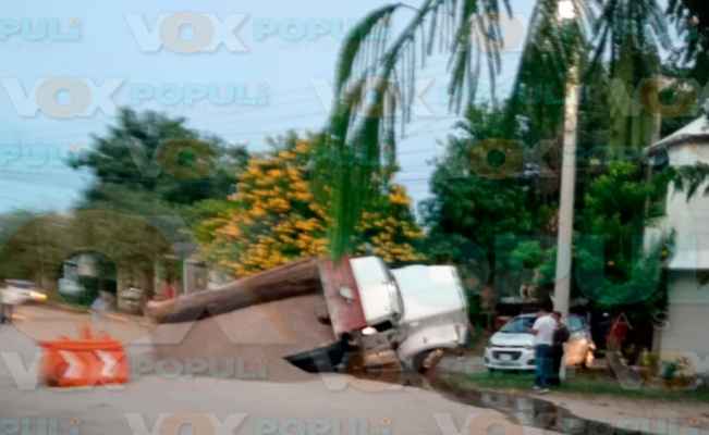 Camión de volteo casi vuelca al caer en enorme socavón en Altamira, Tamaulipas