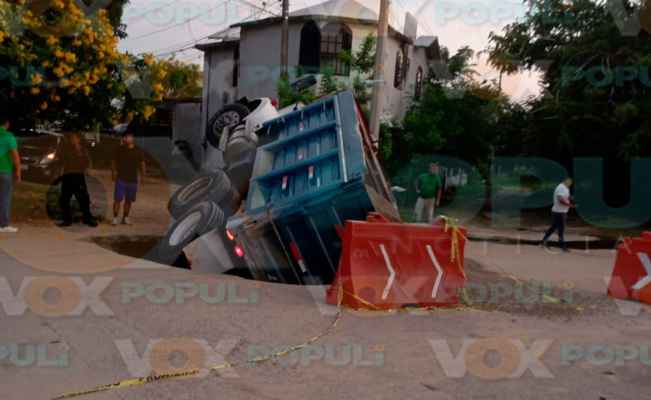 Camión de volteo casi vuelca al caer en enorme socavón en Altamira, Tamaulipas