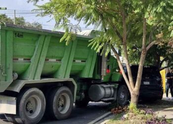 Camión se queda sin frenos y provoca carambola en San Pedro, Nuevo León