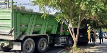 Camión se queda sin frenos y provoca carambola en San Pedro, Nuevo León
