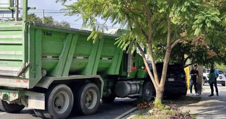 Camión se queda sin frenos y provoca carambola en San Pedro, Nuevo León