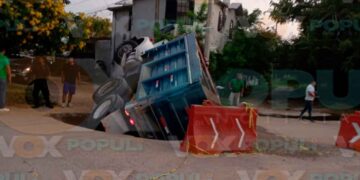 Camión de volteo casi vuelca al caer en enorme socavón en Altamira, Tamaulipas