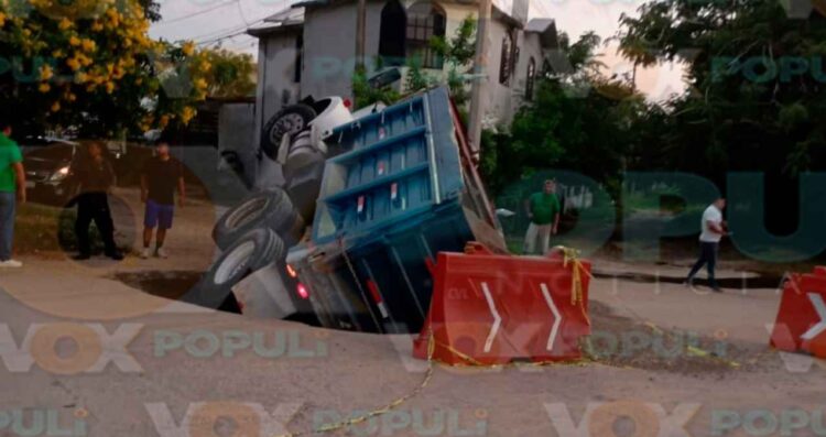 Camión de volteo casi vuelca al caer en enorme socavón en Altamira, Tamaulipas