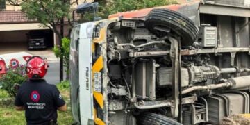 camión repartidor volcado Monterrey