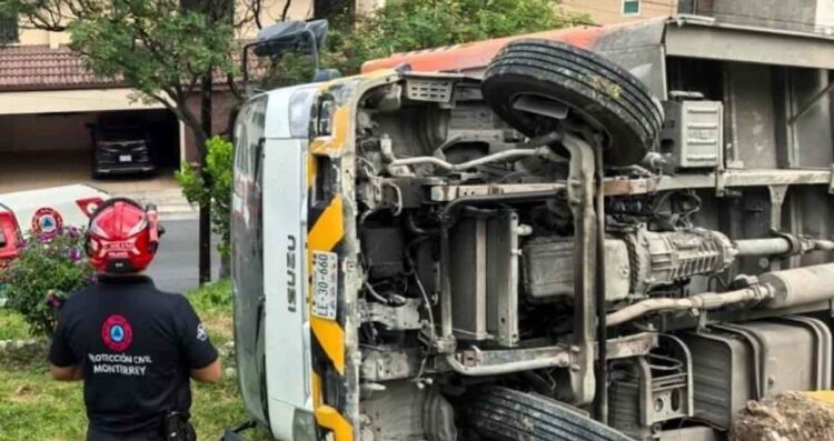 camión repartidor volcado Monterrey