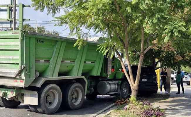 Camión se queda sin frenos y provoca carambola en San Pedro, Nuevo León