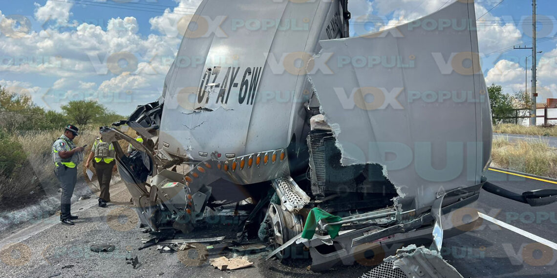 Camión termina destruido tras fuerte accidente en carretera Monterrey