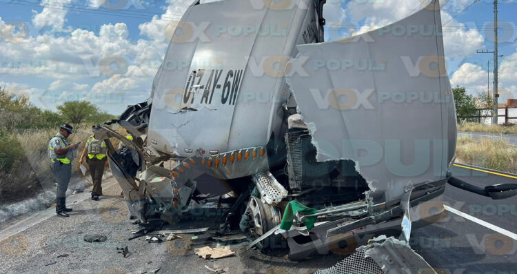 Camión termina destruido tras fuerte accidente en carretera Monterrey