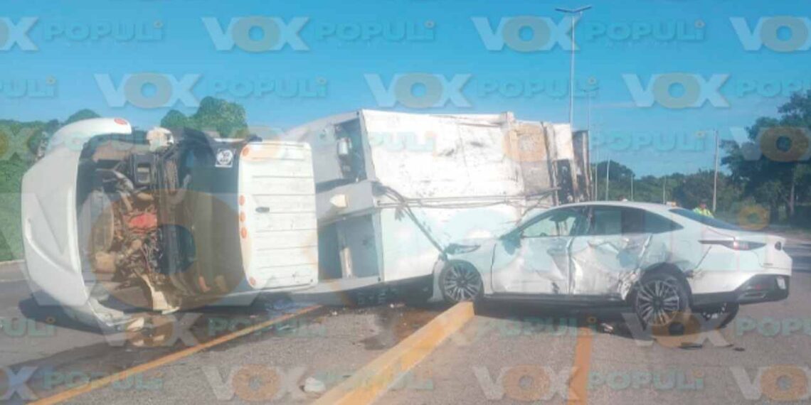 Camión vuelca en Altamira