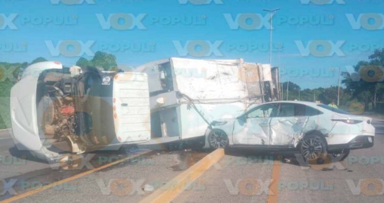 Camión vuelca en Altamira