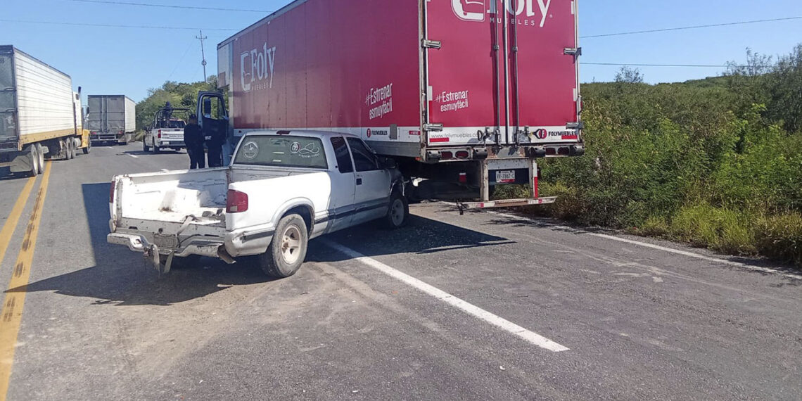 Camioneta choca contra tráiler en Cruillas, Tamaulipas