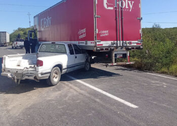Camioneta choca contra tráiler en Cruillas, Tamaulipas